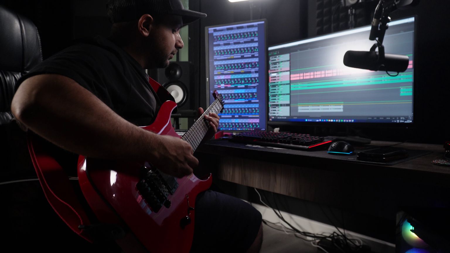 tracking-guitar-in-studio