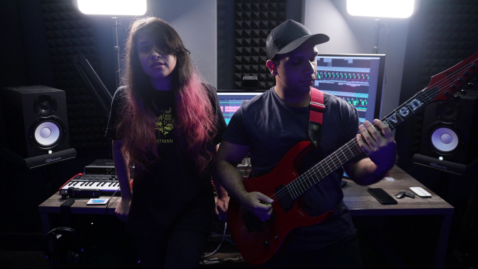 rezonance-road-band-at-desk